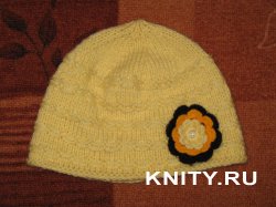 Жёлтая шапка с цветком