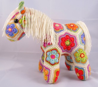 лошадь из цветочных мотивов